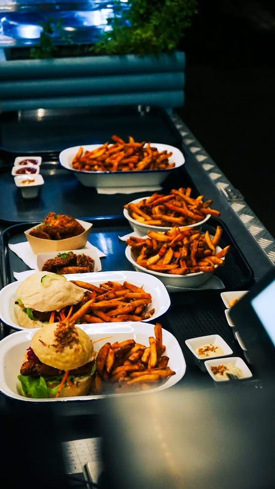 Plateaux de bao burgers et frites de patate douce au comptoir du foodcourt